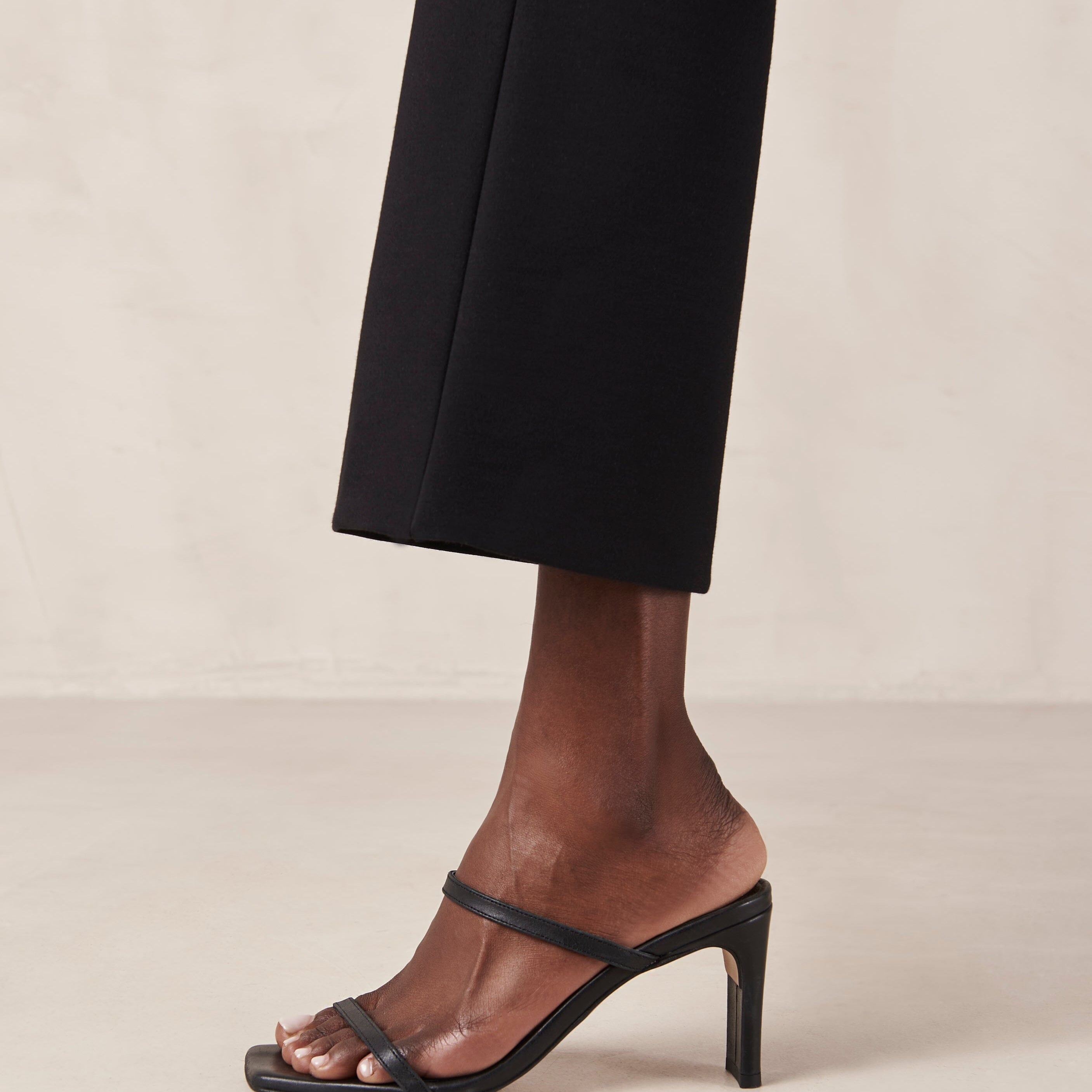 cannes-black-sandals-alohas-137046_3000x_ad648cbd-94c8-4456-9ee5-2ac9f64be809.jpg