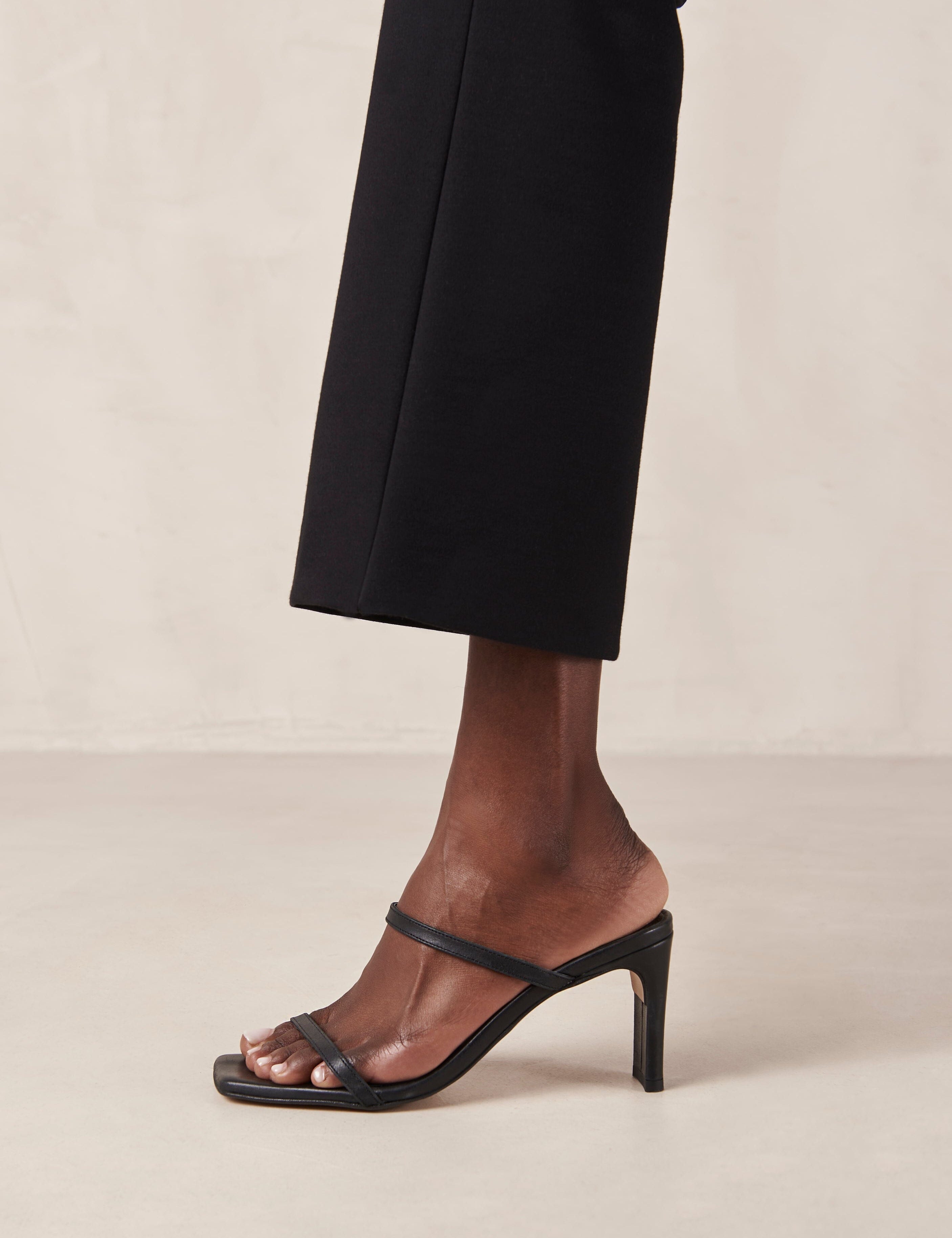 cannes-black-sandals-alohas-137046_3000x_ad648cbd-94c8-4456-9ee5-2ac9f64be809.jpg