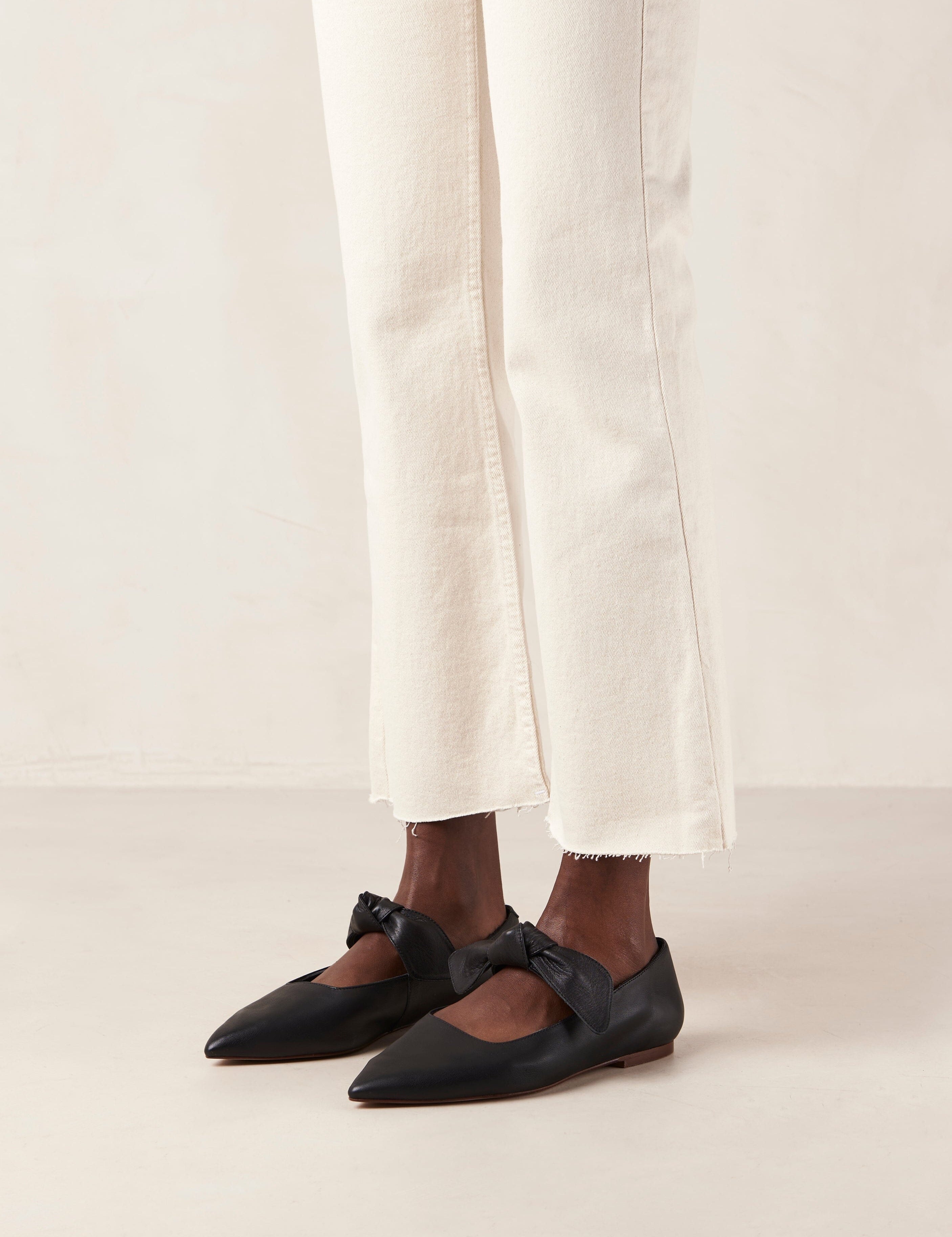 fossil-black-leather-ballet-flats-ballet-flats-alohas-304402_3000x_14e264da-c144-4b17-b615-9794d07f901f.jpg