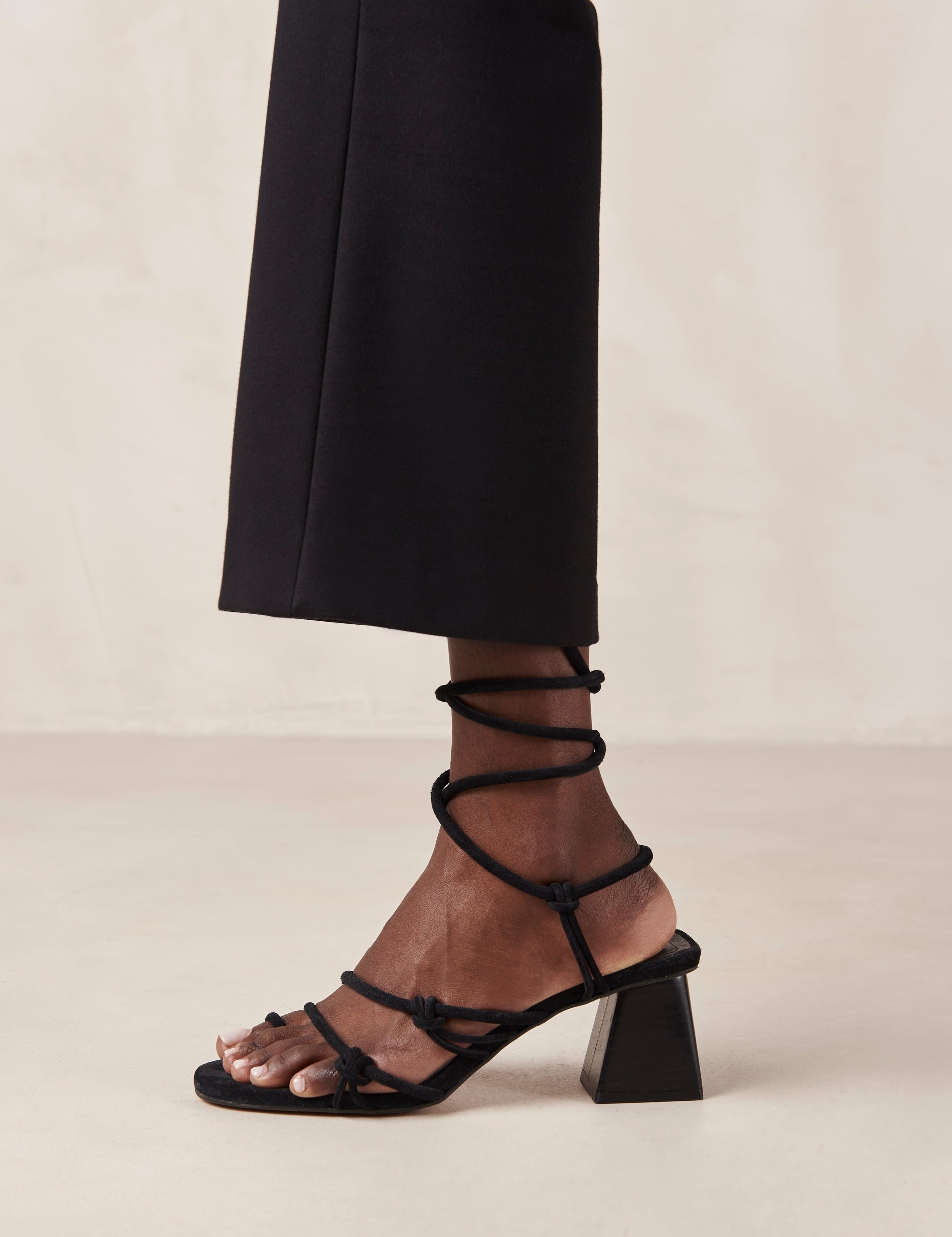 goldie-black-sandal-sandals-alohas-560206_3000x_51623002-2d38-4f77-82d1-44e603cb858e.jpg