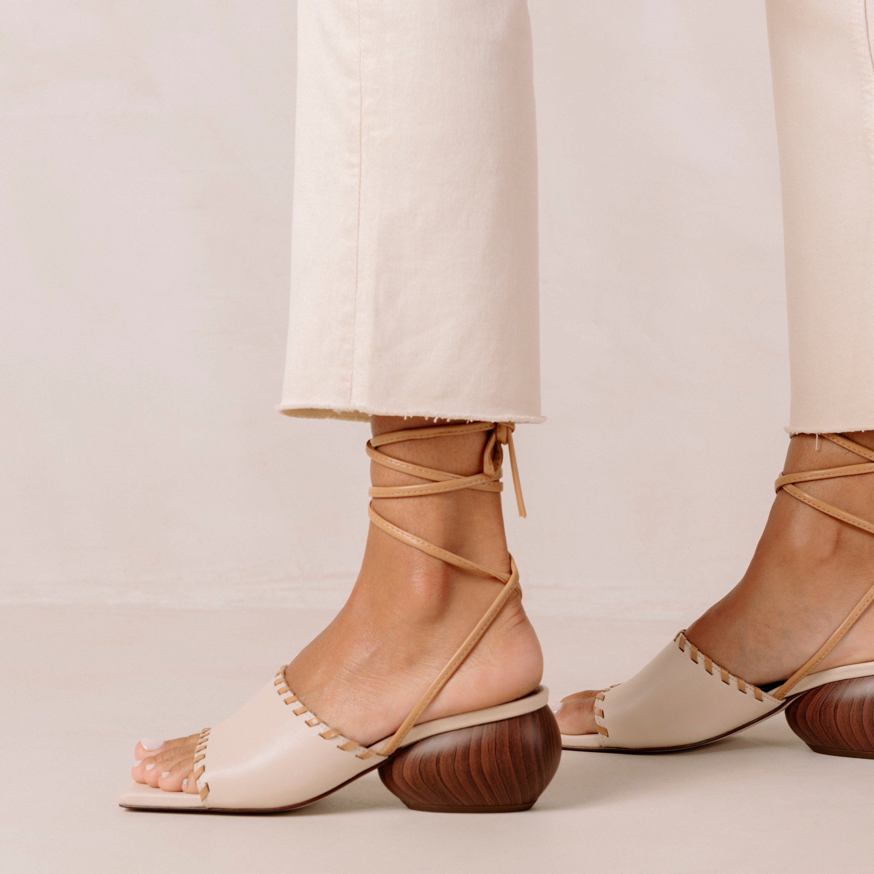 kitty-cream-sandals-alohas-695502_3000x_dcd494b2-c40c-4c48-8e17-79ba97fe862c.jpg