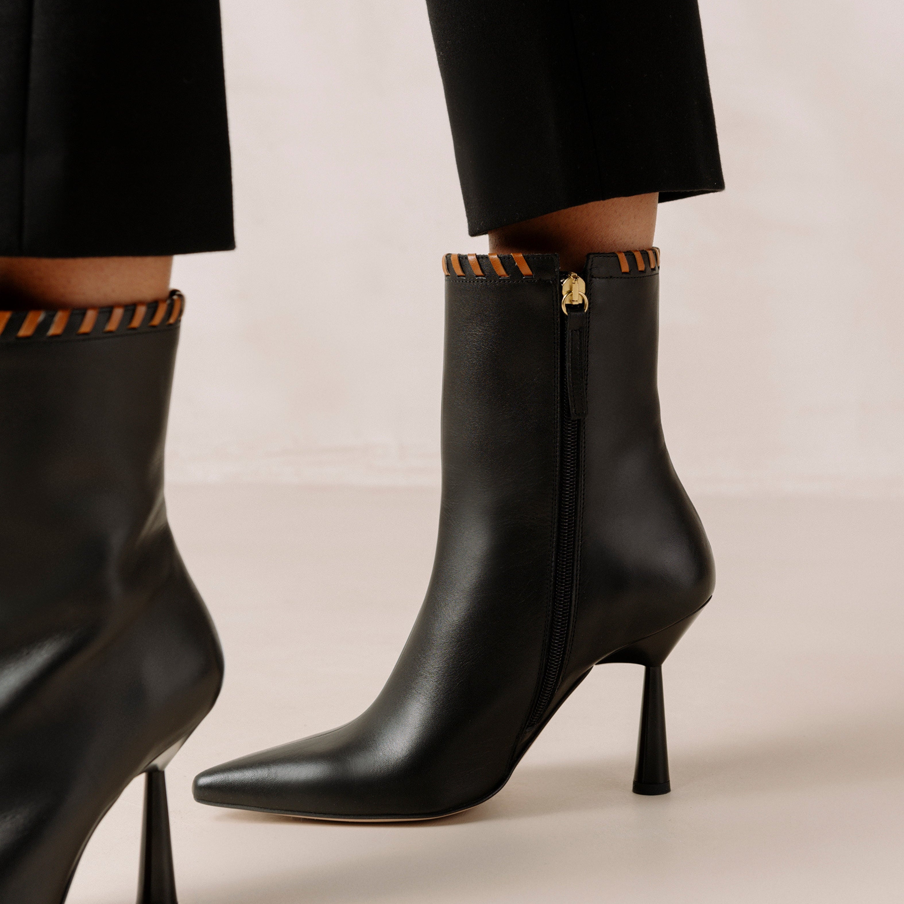 leo-black-boots-alohas-934266.jpg