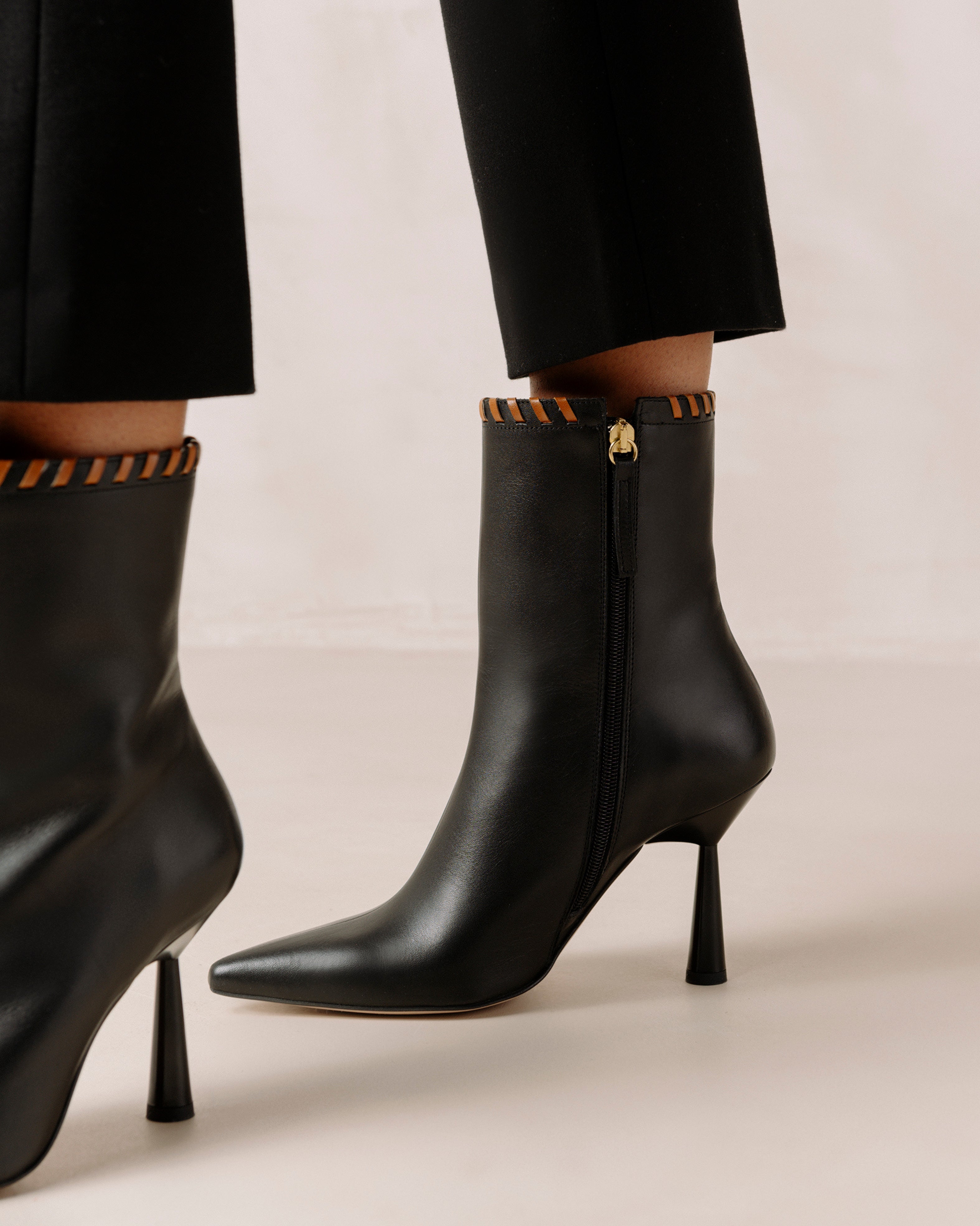 leo-black-boots-alohas-934266.jpg