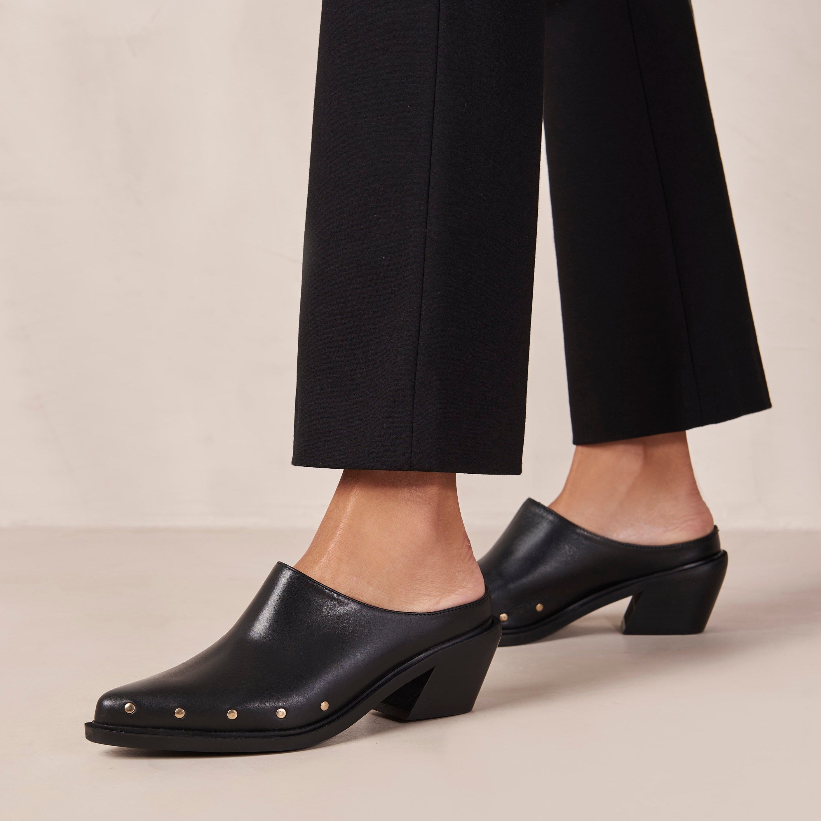 lorenzo-black-leather-mules-mules-alohas-150859.jpg