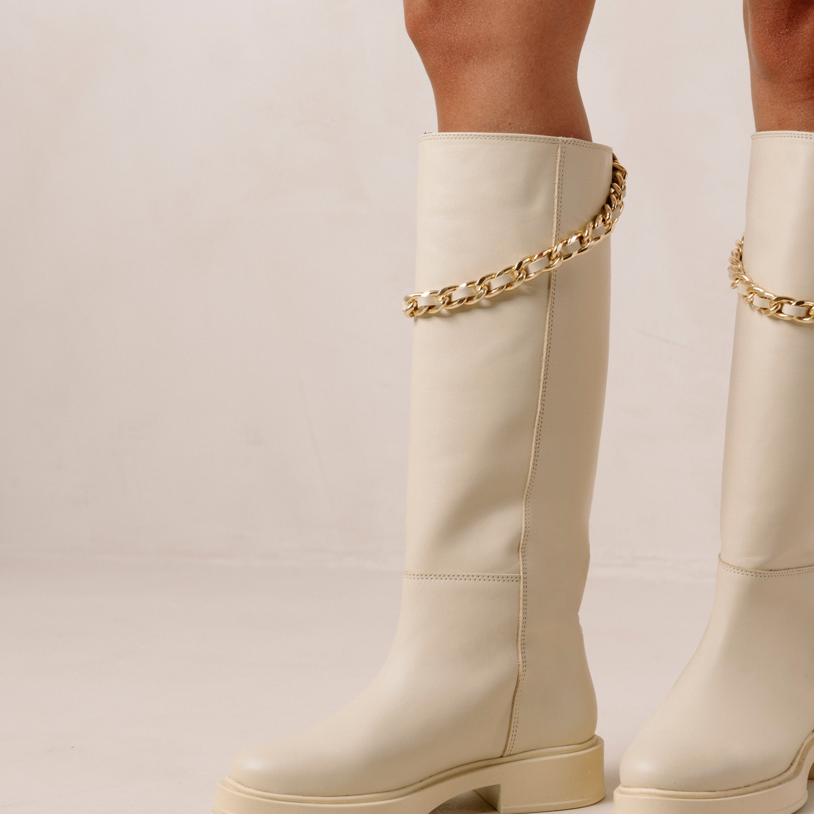 pier-cream-boots-alohas-720451.jpg