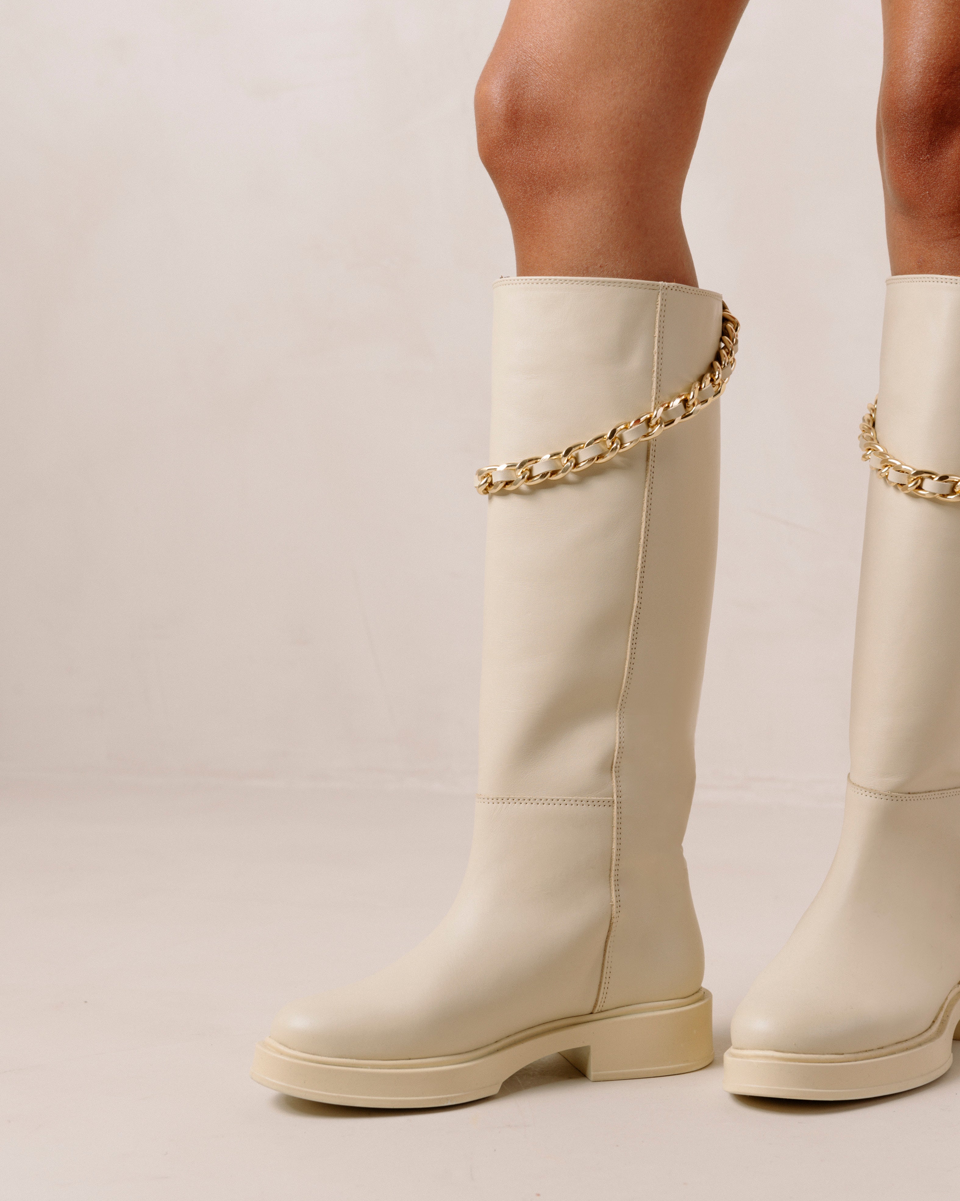 pier-cream-boots-alohas-720451.jpg