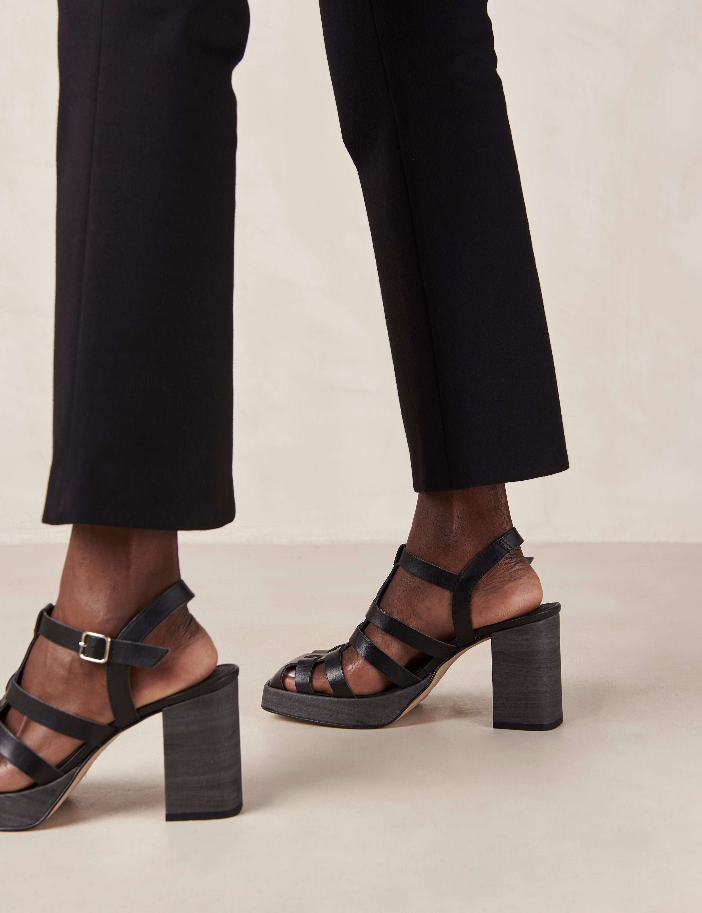 rollers-black-sandals-sandals-svegan-121930_3000x_791a40b4-3025-46eb-bbd1-2ca3820495e4.jpg