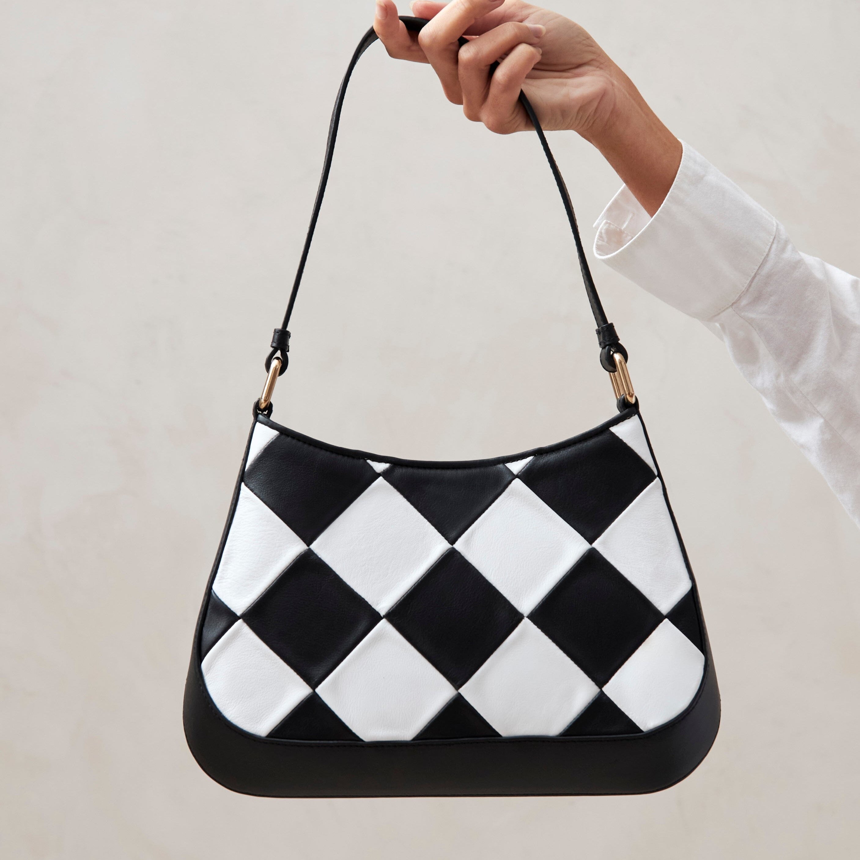 the-c-scacchi-black-white-bag-shoulder-bags-alohas-201644_3000x_7ccdd4c0-21ef-4ec3-b9d6-1e75b68cc2aa.jpg