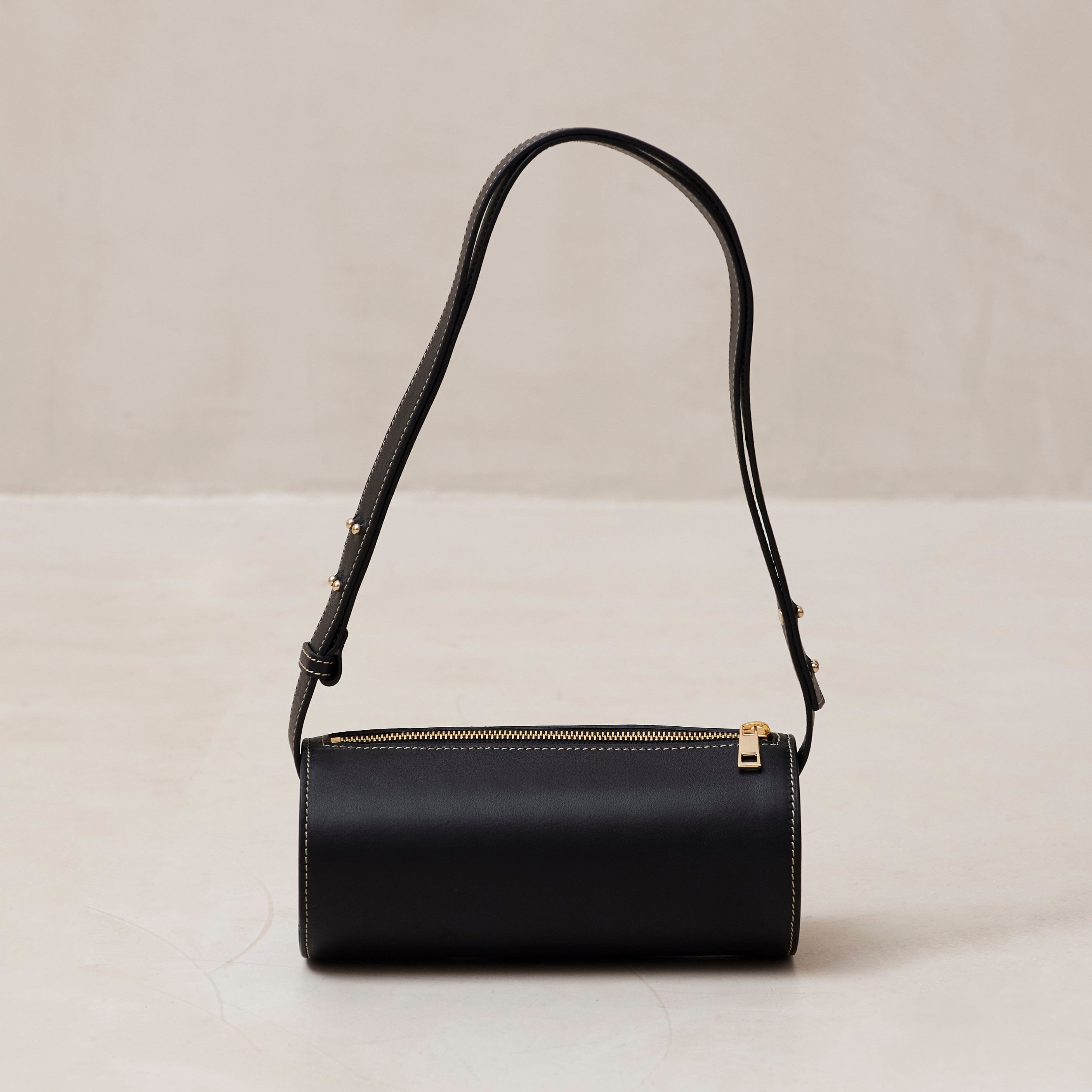 the-i-black-bag-shoulder-bags-alohas-153348_3000x_6212e700-980e-4bc0-afc8-db75b4ea8828.jpg