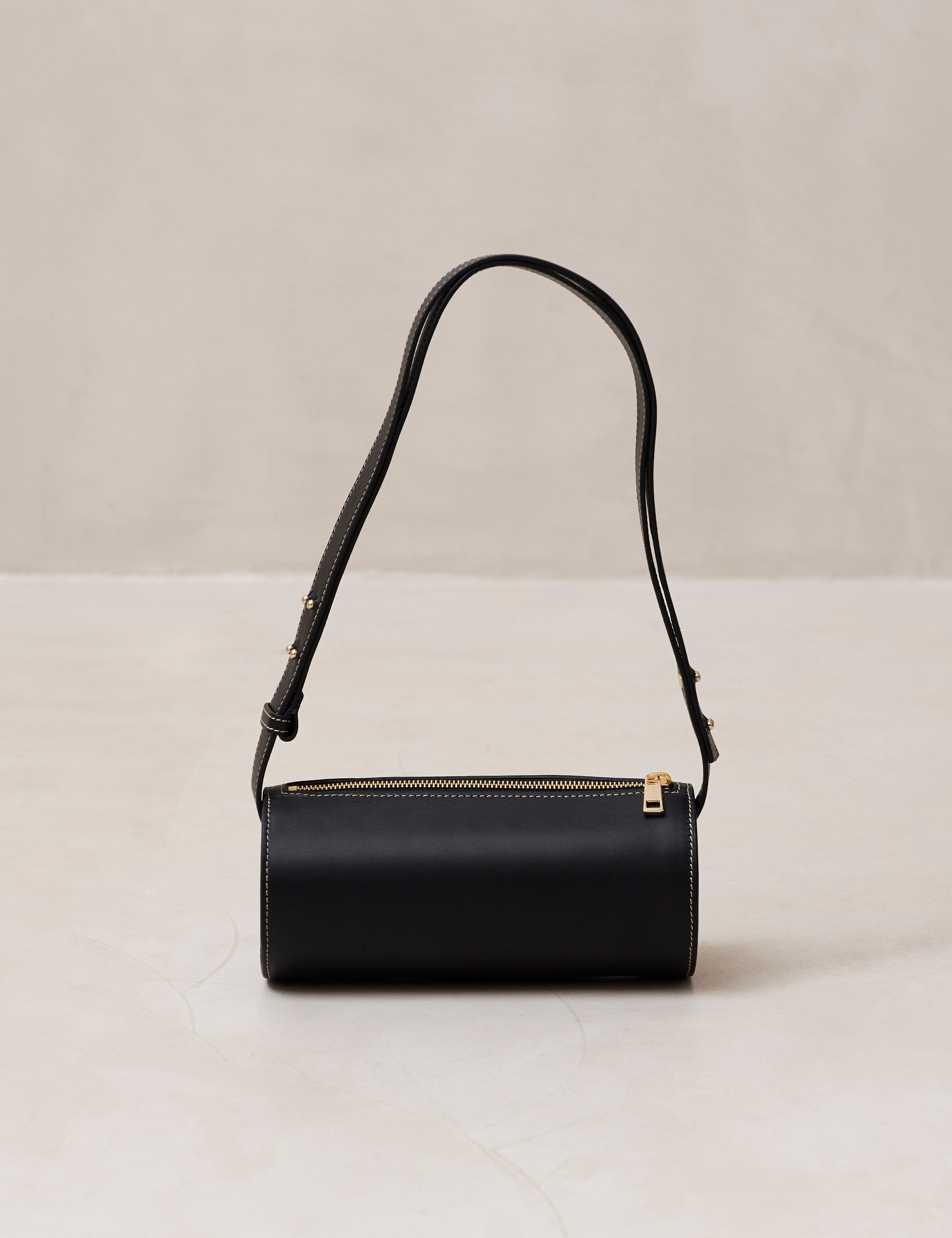 the-i-black-bag-shoulder-bags-alohas-153348_3000x_6212e700-980e-4bc0-afc8-db75b4ea8828.jpg