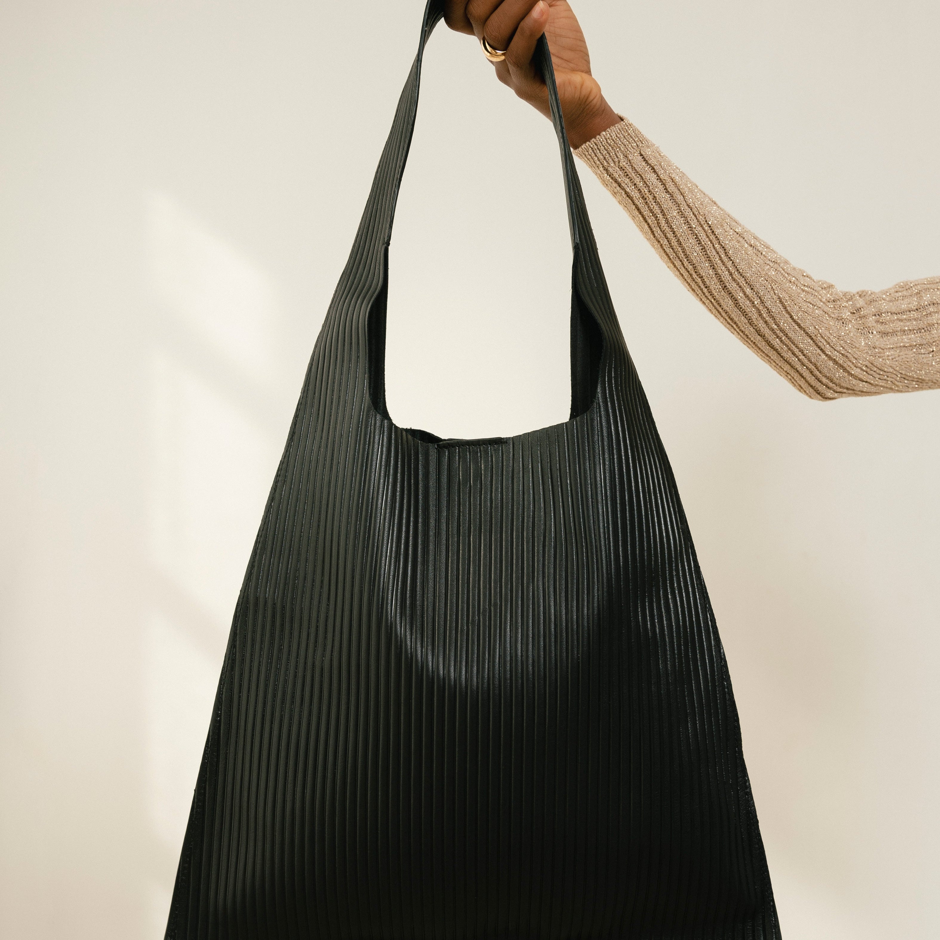 the-l-pleated-black-handbags-alohas-547426_4c0c7e86-f165-4acd-8fec-5cad0039d92e.jpg