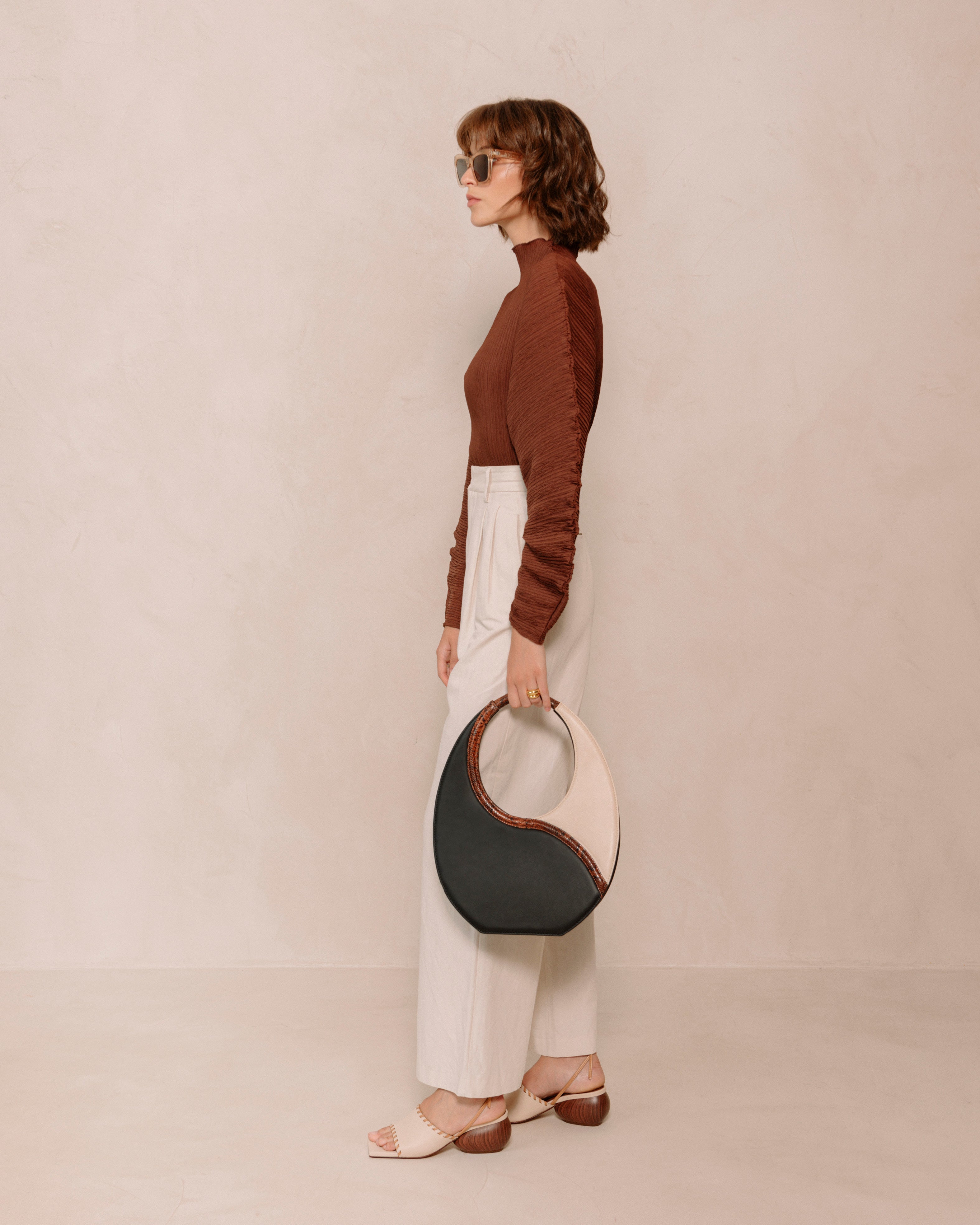 the-o-venti-indo-black-cream-handbags-alohas-706279.jpg