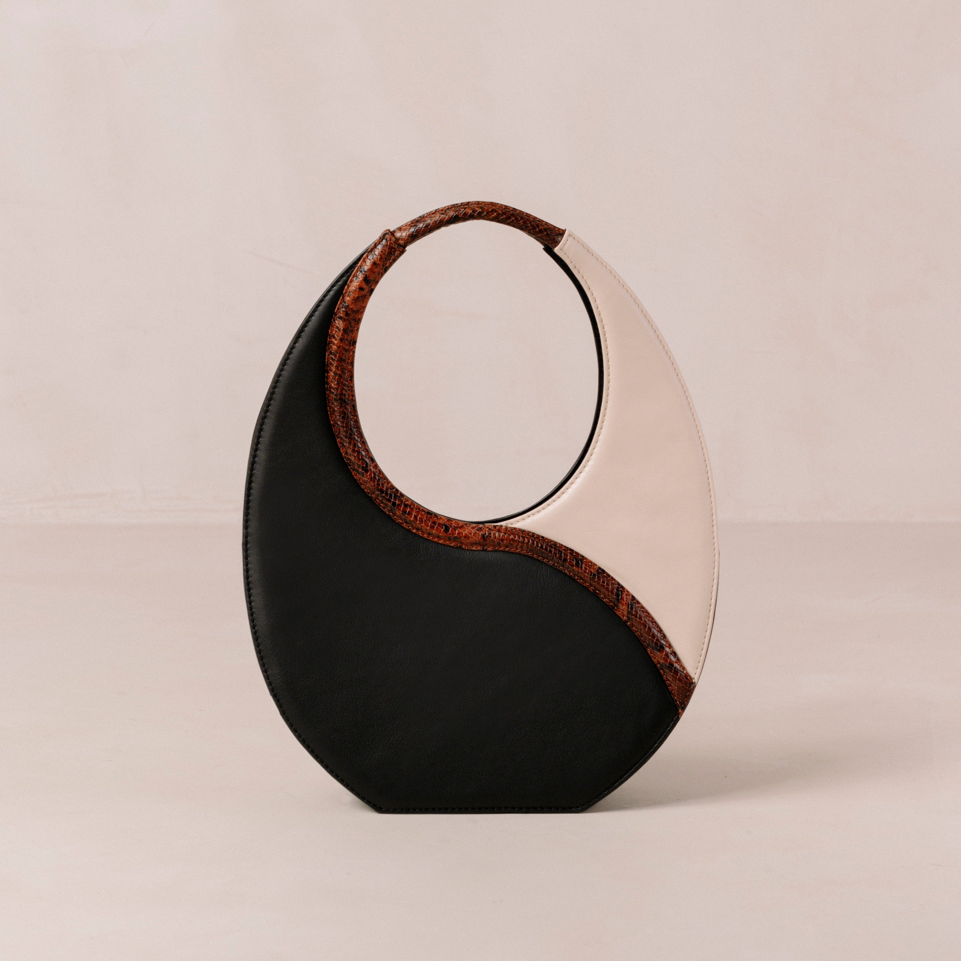 the-o-venti-indo-black-cream-handbags-alohas-967095.jpg