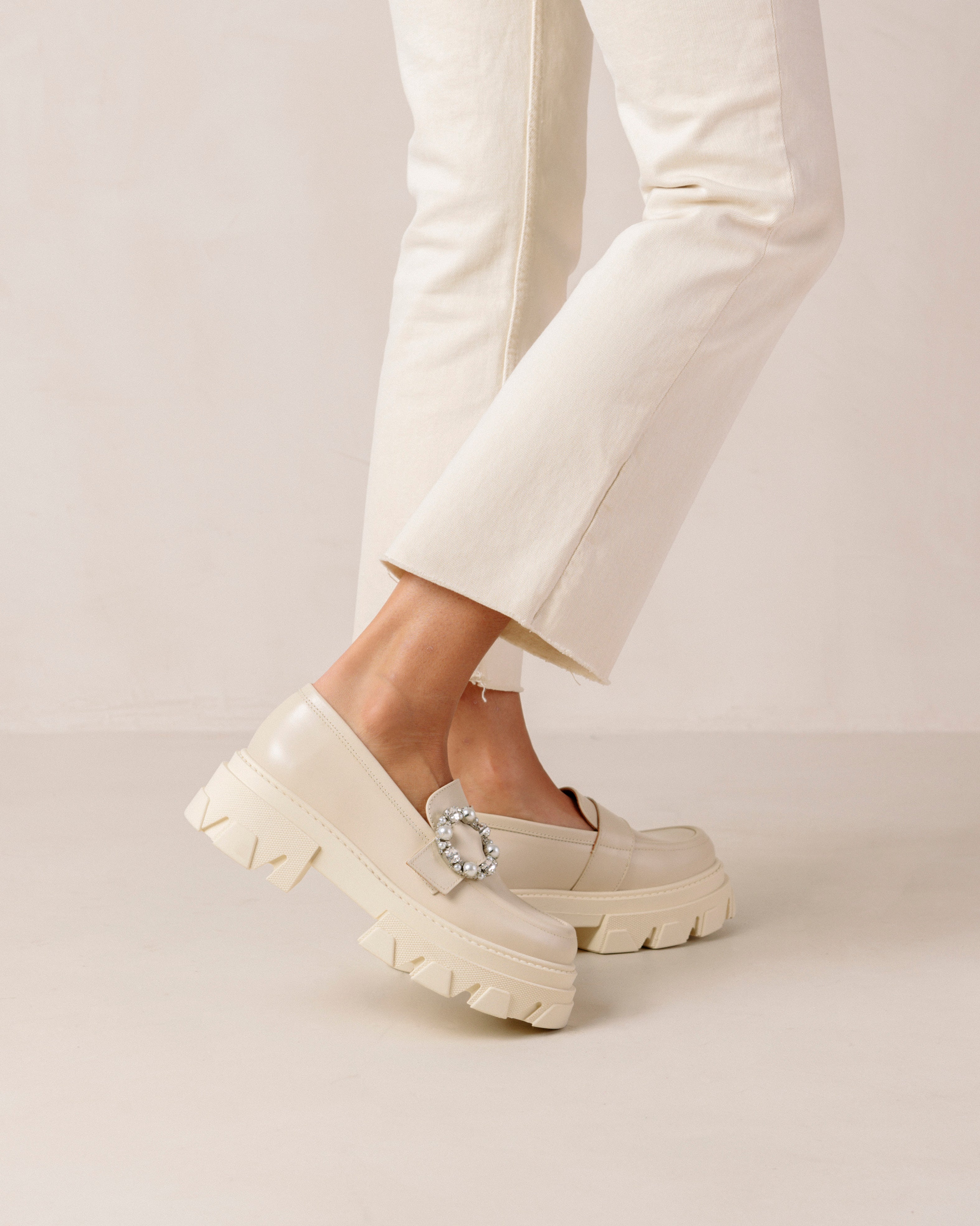 trailblazer-crystal-cream-leather-loafers-loafers-alohas-190631.jpg